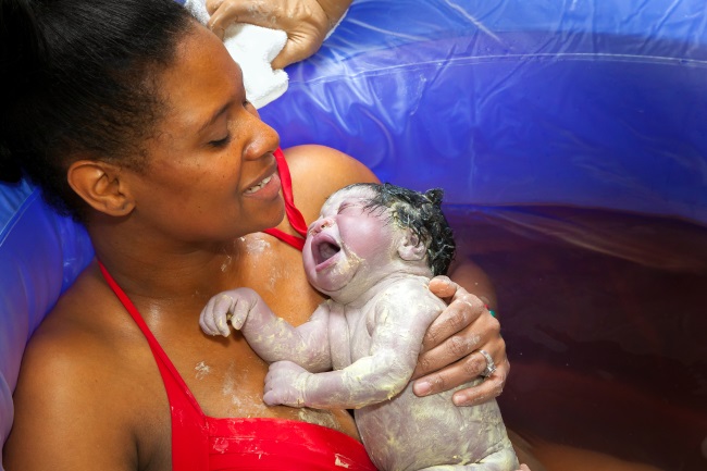 Is Water Birth Right for You? The Pros, The Cons, and What to Expect